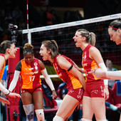 CEV Cup femminile: Galatasaray conquista il trofeo, 3-1 su Chieri nella finale di ritorno. Festeggiano Sylla e coach Bigarelli CEV Cup femminile: Galatasaray conquista il trofeo, 3-1 su Chieri nella finale di ritorno. Festeggiano Sylla e coach Bigarelli