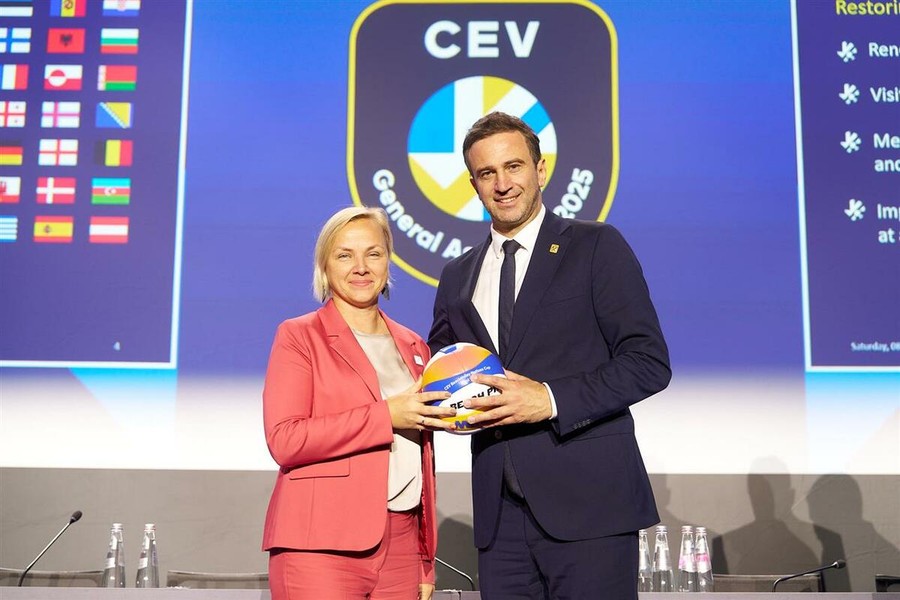 La presidente della federazione ungherese Gabriella Vatai con il presidente CEV Roko Sikiric La presidente della federazione ungherese Gabriella Vatai con il presidente CEV Roko Sikiric