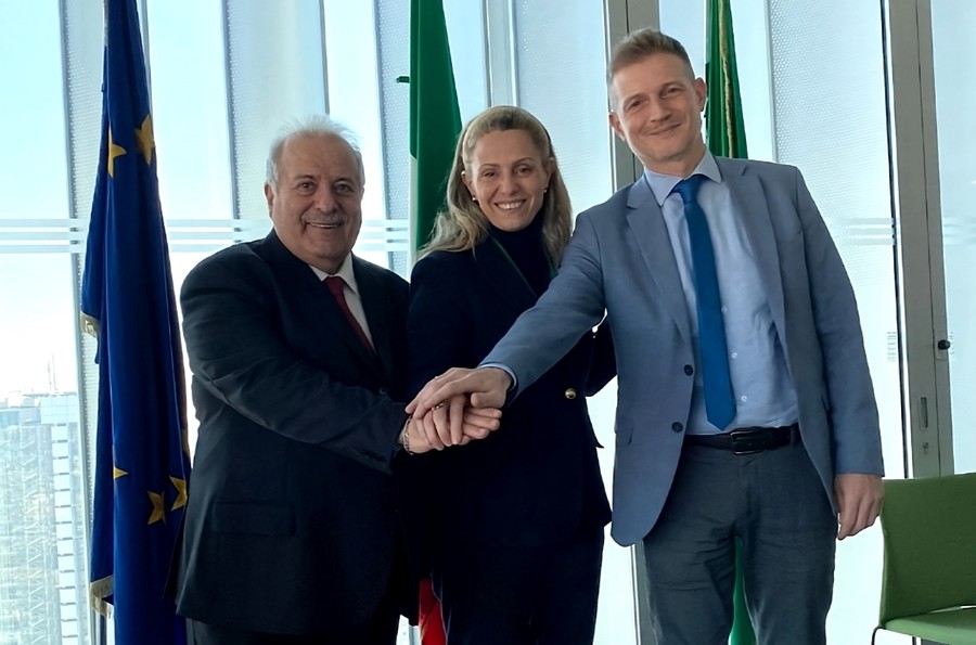 Da sx: il Presidente Fipav Giuseppe Manfredi, il Sottosegretario con delega Sport e Giovani della Regione Lombardia Federica Picchi, il Vice presidente Fipav Massimo Sala