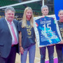 Mirco Muzzioli ritira la maglia numero 15 e la consegna a Simone, marito di Barbara Siciliano,  e alle due figlie, Viola e Beatrice