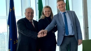 Da sx: il Presidente Fipav Giuseppe Manfredi, il Sottosegretario con delega Sport e Giovani della Regione Lombardia Federica Picchi, il Vice presidente Fipav Massimo Sala