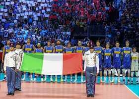 Eurovolley: Squadre in campo. 1° set agli azzurri Eurovolley: Squadre in campo. 1° set agli azzurri