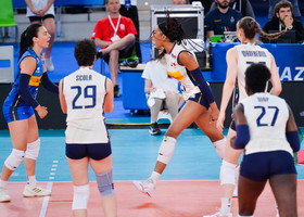 Italia-Serbia 3-2: le azzurre di Velasco vincono all’esordio nell’AIA AeQuilibrium Cup Women Elite Italia-Serbia 3-2: le azzurre di Velasco vincono all’esordio nell’AIA AeQuilibrium Cup Women Elite