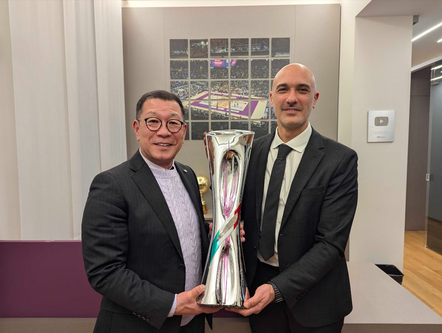 L'AD Enzo Barbaro con il presidente della lega nipponica Masaaki Okawa