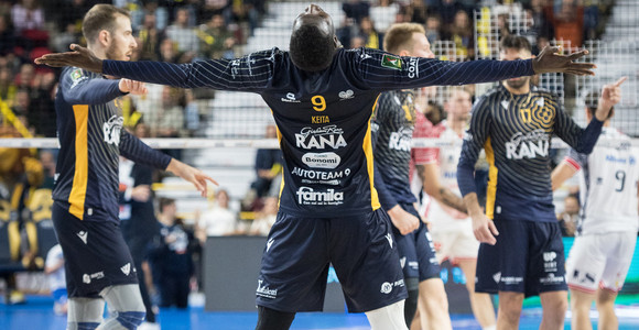 Superlega: Milano ci prova due set, ma Verona vince 3-0 ed è per la prima volta sola in vetta al campionato Superlega: Milano ci prova due set, ma Verona vince 3-0 ed è per la prima volta sola in vetta al campionato