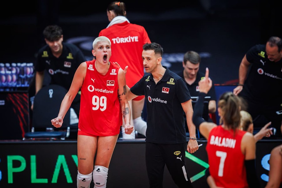 Karakurt e coach Santarelli portano in semifinale la Turchia