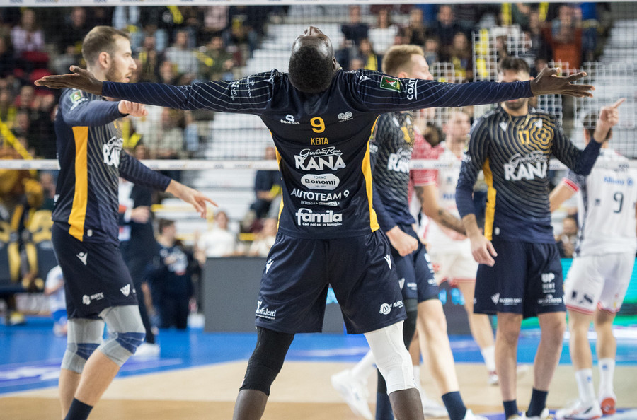 Superlega: Milano ci prova due set, ma Verona vince 3-0 ed è per la prima volta sola in vetta al campionato Superlega: Milano ci prova due set, ma Verona vince 3-0 ed è per la prima volta sola in vetta al campionato
