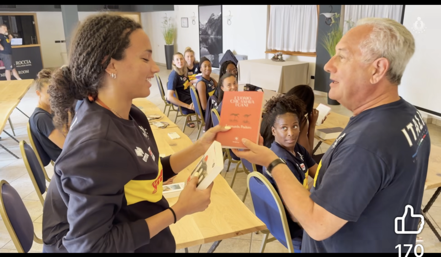 Verso l'Europeo: Velasco allena la mente delle azzurre regalando loro 28 libri... Tutti i titoli, atleta per atleta Verso l'Europeo: Velasco allena la mente delle azzurre regalando loro 28 libri... Tutti i titoli, atleta per atleta