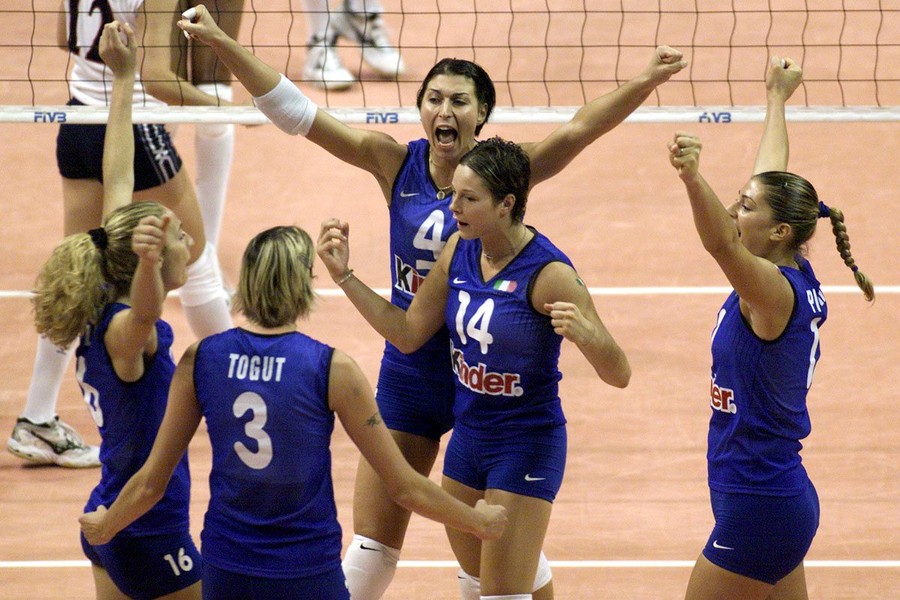 Manuela Leggeri esulta per il titolo iridato con le compagne azzurre campionesse del Mondo 2002. Sarà nello staff di Velasco