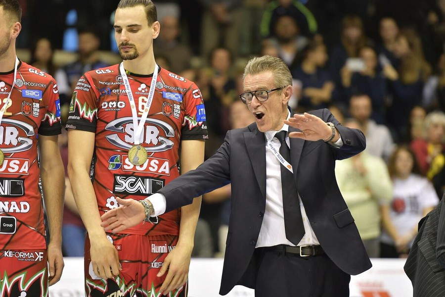 Angelo Lorenzetti festeggia sul podio Angelo Lorenzetti festeggia sul podio