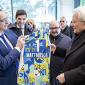 Vallefoglia: Consegnata al Presidente Mattarella la maglia celebrativa di Pesaro Capitale della Cultura