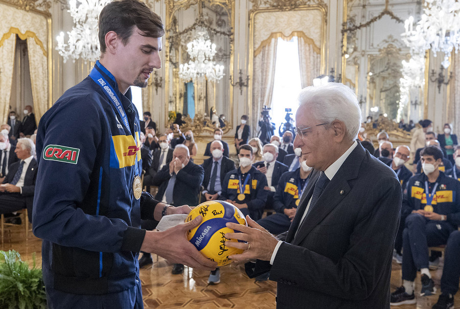 Simone Giannelli con il presidente della Repubblica Sergio Mattarella dopo il successo iridato del 2022