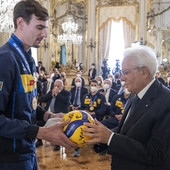 Simone Giannelli con il presidente della Repubblica Sergio Mattarella dopo il successo iridato del 2022