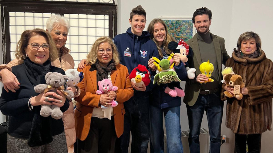 Novara: Consegnati peluche e beni raccolti con la Teddy Bear Toss, oltre 500 doni per l’infanzia