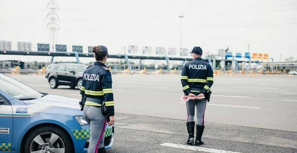 Pallavolista del Mali senza patente sanzionato, l’amico alla guida fugge all’alt