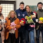 Novara: Consegnati peluche e beni raccolti con la Teddy Bear Toss, oltre 500 doni per l’infanzia