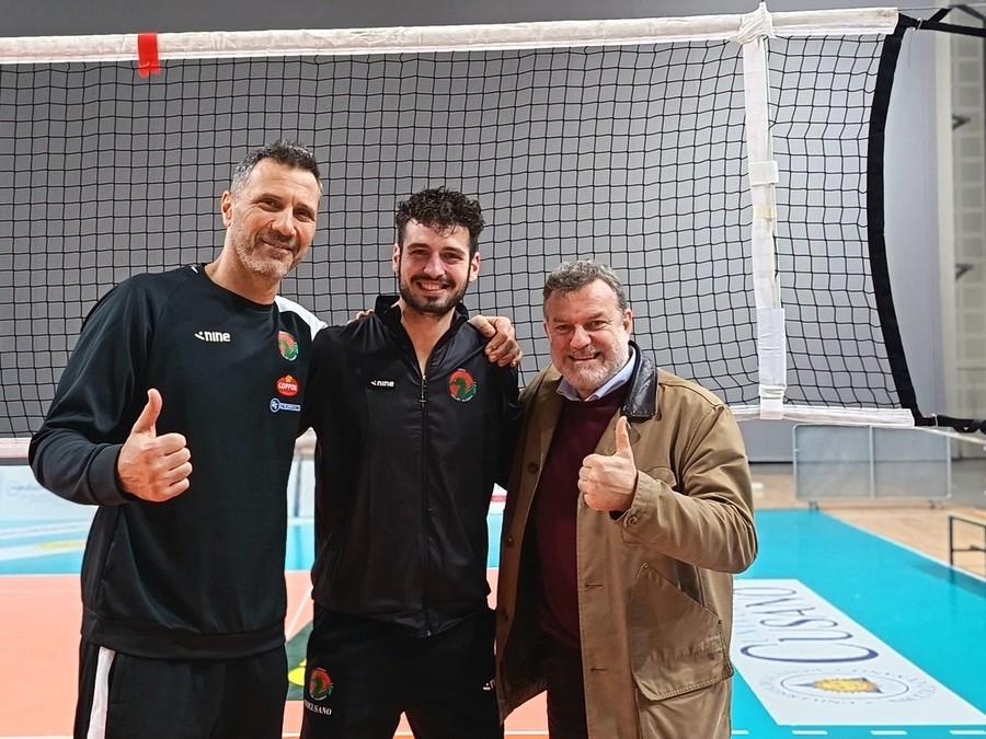 Coach Leondino Giombini, il nuovo acquisto Ovidiu Darlaczi e il presidente Gianpiero Santini Coach Leondino Giombini, il nuovo acquisto Ovidiu Darlaczi e il presidente Gianpiero Santini