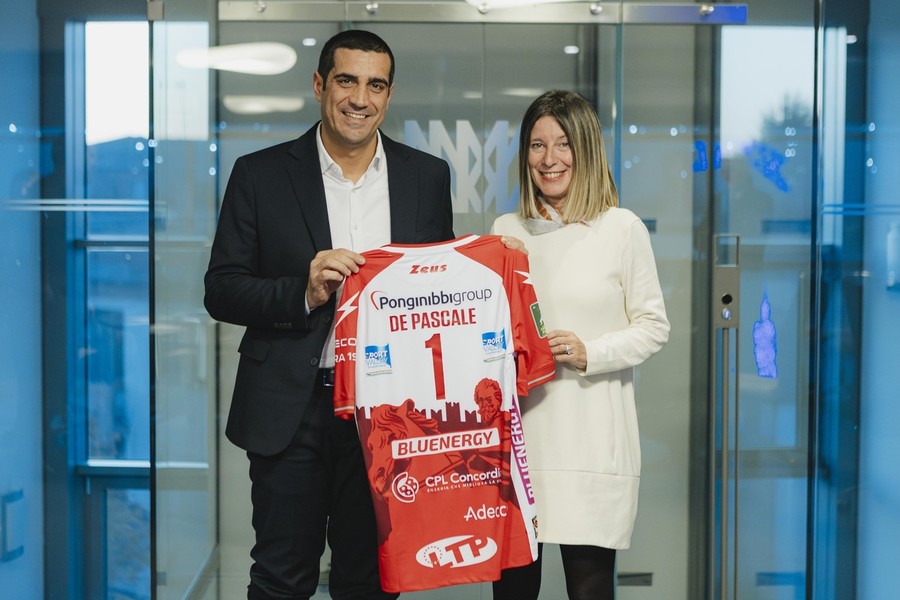 Il Governatore de Pascale con la presidente Curti e la maglia numero 1 della Gas Sales