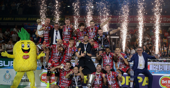Del Monte Supercoppa: Perugia insegue il mito di Treviso, ma l’ombra di Trento, l'esperienza Lube e una Verona malaticci promettono battaglia Del Monte Supercoppa: Perugia insegue il mito di Treviso, ma l’ombra di Trento, l'esperienza Lube e una Verona malaticci promettono battaglia