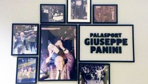 Le foto originariamente collocate nell'atrio del Pala Panini  rimossa da questa proprietà