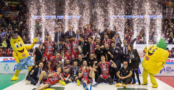 Del Monte Supercoppa: Perugia la coppa è tua. Settima meraviglia 3-1 al Verona Del Monte Supercoppa: Perugia la coppa è tua. Settima meraviglia 3-1 al Verona