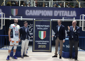 Il presidente Poli al palasport quando è stato issato lo stendardo del tricolore