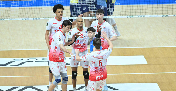 Play Off: Piacenza fa lo sgambetto a Modena. 3-1 al PalaPanini, Mandiraci MVP