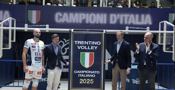 Il presidente Poli al palasport quando è stato issato lo stendardo del tricolore