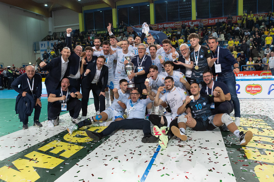 Del Monte Coppa Italia A2: L'Abba Pineto vince a Prata di Pordenone e conquista il primo trofeo della sua storia. Di Silvestre MVP Del Monte Coppa Italia A2: L'Abba Pineto vince a Prata di Pordenone e conquista il primo trofeo della sua storia. Di Silvestre MVP