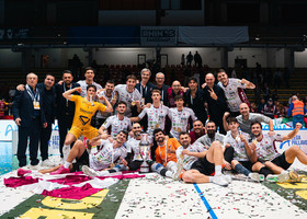 Del Monte Coppa Italia A3: Reggio Calabria vince la finale, 3-2 al Reggio Emilia Del Monte Coppa Italia A3: Reggio Calabria vince la finale, 3-2 al Reggio Emilia