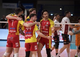 Play Off Promozione A3: Reggio Emilia si tiene il fattore campo. 3-0 al Reggio Calabria Play Off Promozione A3: Reggio Emilia si tiene il fattore campo. 3-0 al Reggio Calabria