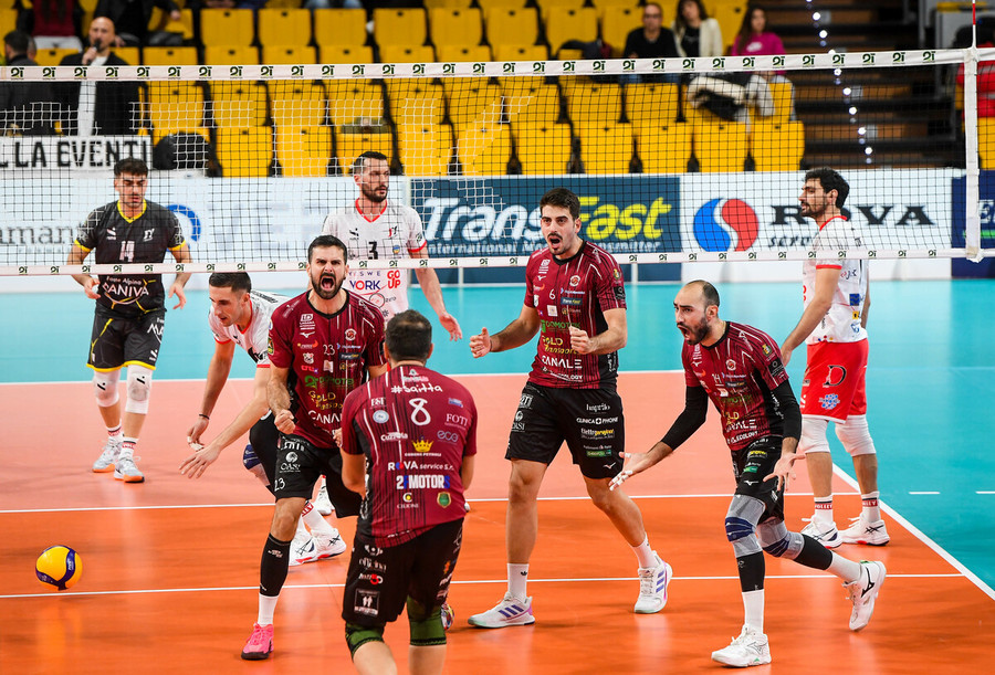 L'esultanza della Domotek Reggio Calabria L'esultanza della Domotek Reggio Calabria