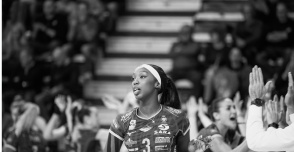 Malual, la foto in bianco e nero utilizzata nel suo post