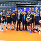Il Sindaco Gaetano Manfredi con il Presidente Fipav Giuseppe Manfredi e la squadra azzurra Il Sindaco Gaetano Manfredi con il Presidente Fipav Giuseppe Manfredi e la squadra azzurra