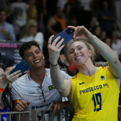 Selfie per Sarah Farh costretta in panchina con la maglia da secondo libero