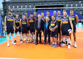 Il Sindaco Gaetano Manfredi con il Presidente Fipav Giuseppe Manfredi e la squadra azzurra