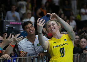 Selfie per Sarah Farh costretta in panchina con la maglia da secondo libero