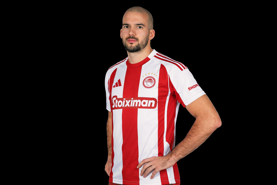 Marko Sedlaček con la maglia dell'Olympiakos Piraeus (foto con AI) Marko Sedlaček con la maglia dell'Olympiakos Piraeus (foto con AI)