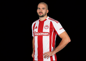 Marko Sedlaček con la maglia dell'Olympiakos Piraeus (foto con AI)