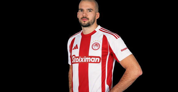 Marko Sedlaček con la maglia dell'Olympiakos Piraeus (foto con AI)