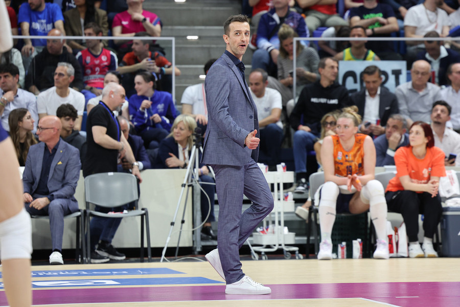 Conegliano: Santarelli dopo il 3-0 a Milano. "Concretezza e lavoro tattico, ma la serie non è finita" Conegliano: Santarelli dopo il 3-0 a Milano. "Concretezza e lavoro tattico, ma la serie non è finita"