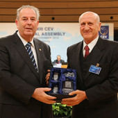 Nella foto: Fabio Sassi (sulla dx) con l'ex presidente CEV André Meyer