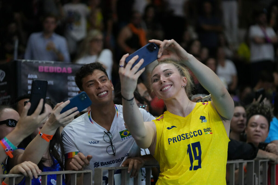 Selfie per Sarah Farh costretta in panchina con la maglia da secondo libero