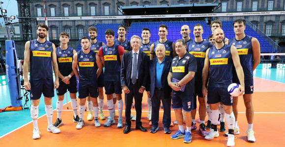 Il Sindaco Gaetano Manfredi con il Presidente Fipav Giuseppe Manfredi e la squadra azzurra Il Sindaco Gaetano Manfredi con il Presidente Fipav Giuseppe Manfredi e la squadra azzurra