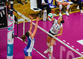 Un attacco in fast della centrale gialloblù Francesca Cosi (foto Marchi) Un attacco in fast della centrale gialloblù Francesca Cosi (foto Marchi)