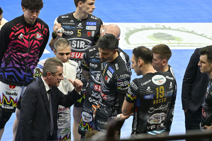 Perugia: Lorenzetti dopo il 3-2 a Monza “Serie difficile, nei play-off conta quel qualcosa in più” Perugia: Lorenzetti dopo il 3-2 a Monza “Serie difficile, nei play-off conta quel qualcosa in più”