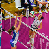 Un attacco in fast della centrale gialloblù Francesca Cosi (foto Marchi) Un attacco in fast della centrale gialloblù Francesca Cosi (foto Marchi)