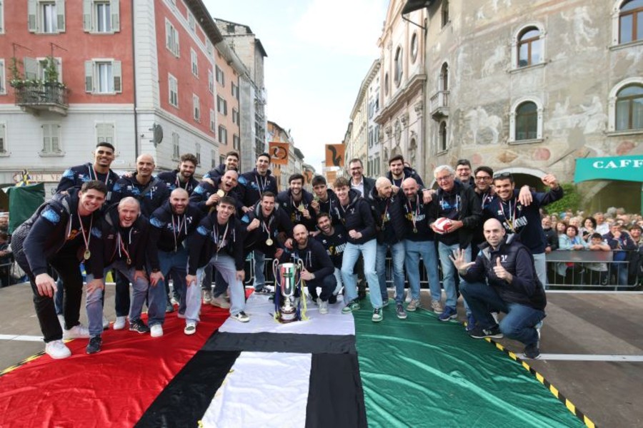 Trento: Piazza Duomo si colora di gialloblù, festa Scudetto per l’Itas