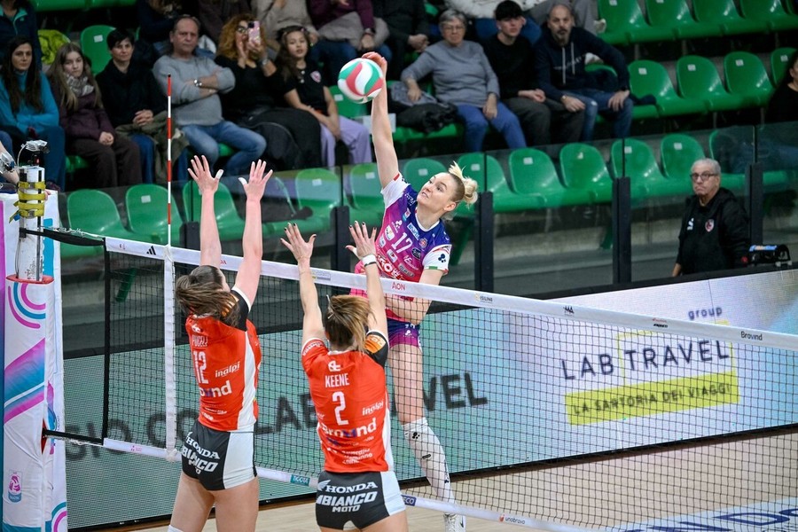 A1 Tigotà: Igor Gorgonzola Novara a segno in tre set a Cuneo