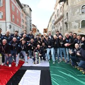 Trento: Piazza Duomo si colora di gialloblù, festa Scudetto per l’Itas